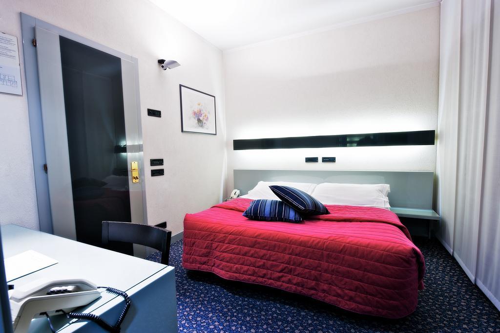 Hotel Michelangelo Biella Chambre photo