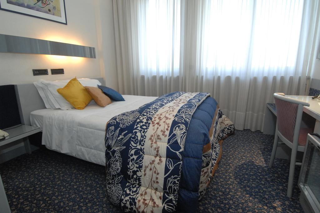 Hotel Michelangelo Biella Chambre photo